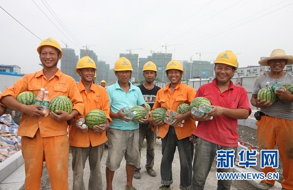 《新華網(wǎng)》： 中鐵上海局丁家莊保障房項目為員工送清涼