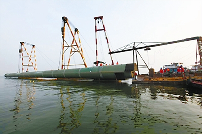 《工人日報》：徐州駱馬湖水源地第三標段施工現(xiàn)場，中鐵上海局市政公司員工冒著酷暑