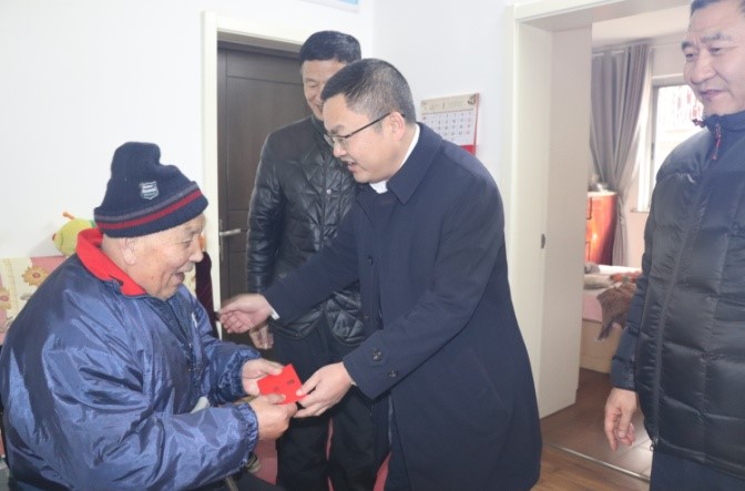公司總經理鄧永馳慰問襄陽地區離退休黨員并召開座談會