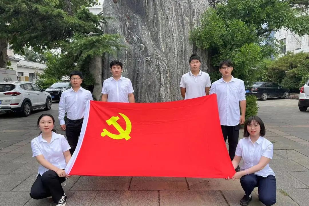 青春心向黨 | 我與黨旗同合影，追著光、靠近光、成為光、散發(fā)光！